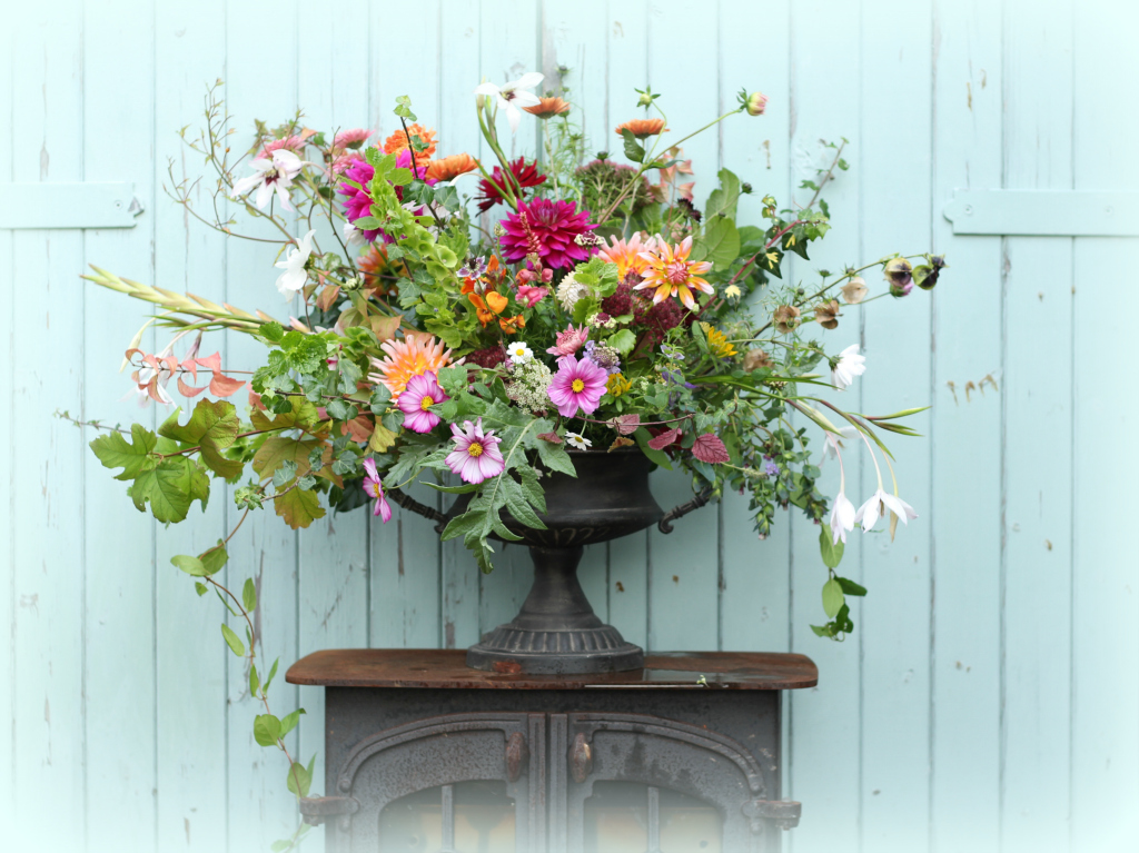 Bespoke wedding flowers with wildflower stye. Natural British flowers for bespoke wedding flowers and event flowers in Birmingham, Birmingham, West Midlands, Worcestershire and Warwickshire